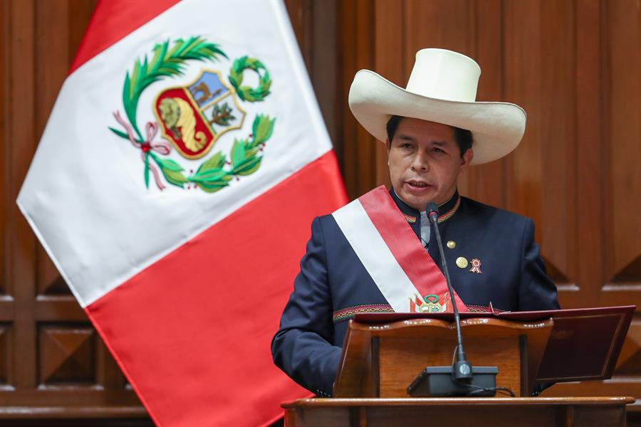 Pedro Castillo hablando durante la ceremonia de toma como nuevo presidente de Perú