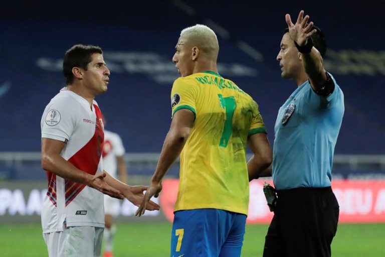 Roberto Tobar en el partido entre Brasil y Perú