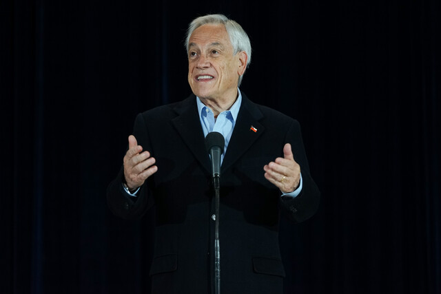 Presidente Sebastián Piñera llegó hasta el colegio Juan Pablo II de Las Condes para votar en las primarias presidenciales