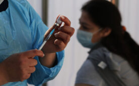 Una enfermera prepara una dosis de vacuna Covid-19 en la Plaza de la Victoria, en donde el Área de Salud del municipio de Valparaíso, realiza un operativo de vacunación contra el Coronavirus y la Influenza, además de búsqueda activa de casos Covid-19 positivos.
