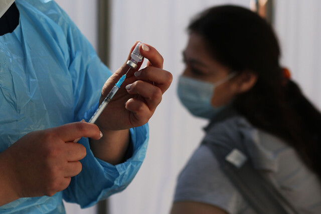 Una enfermera prepara una dosis de vacuna Covid-19 en la Plaza de la Victoria, en donde el Área de Salud del municipio de Valparaíso, realiza un operativo de vacunación contra el Coronavirus y la Influenza, además de búsqueda activa de casos Covid-19 positivos.