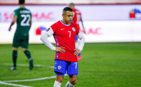 Alexis Sanchez (c) se lamenta , durante el partido valido por las Clasificatorias al Mundial de Qatar 2022, entre las selecciones nacionales de Chile vs Bolivia, disputado en el Estadio San Carlos de Apoquindo.