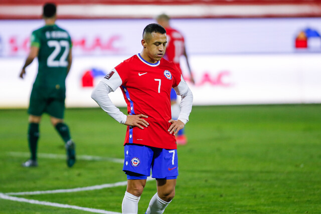 Alexis Sanchez (c) se lamenta , durante el partido valido por las Clasificatorias al Mundial de Qatar 2022, entre las selecciones nacionales de Chile vs Bolivia, disputado en el Estadio San Carlos de Apoquindo.