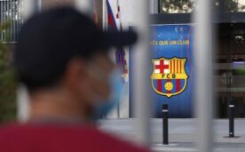 Hinchas en las oficinas del Barcelona tras la salida de Lionel Messi