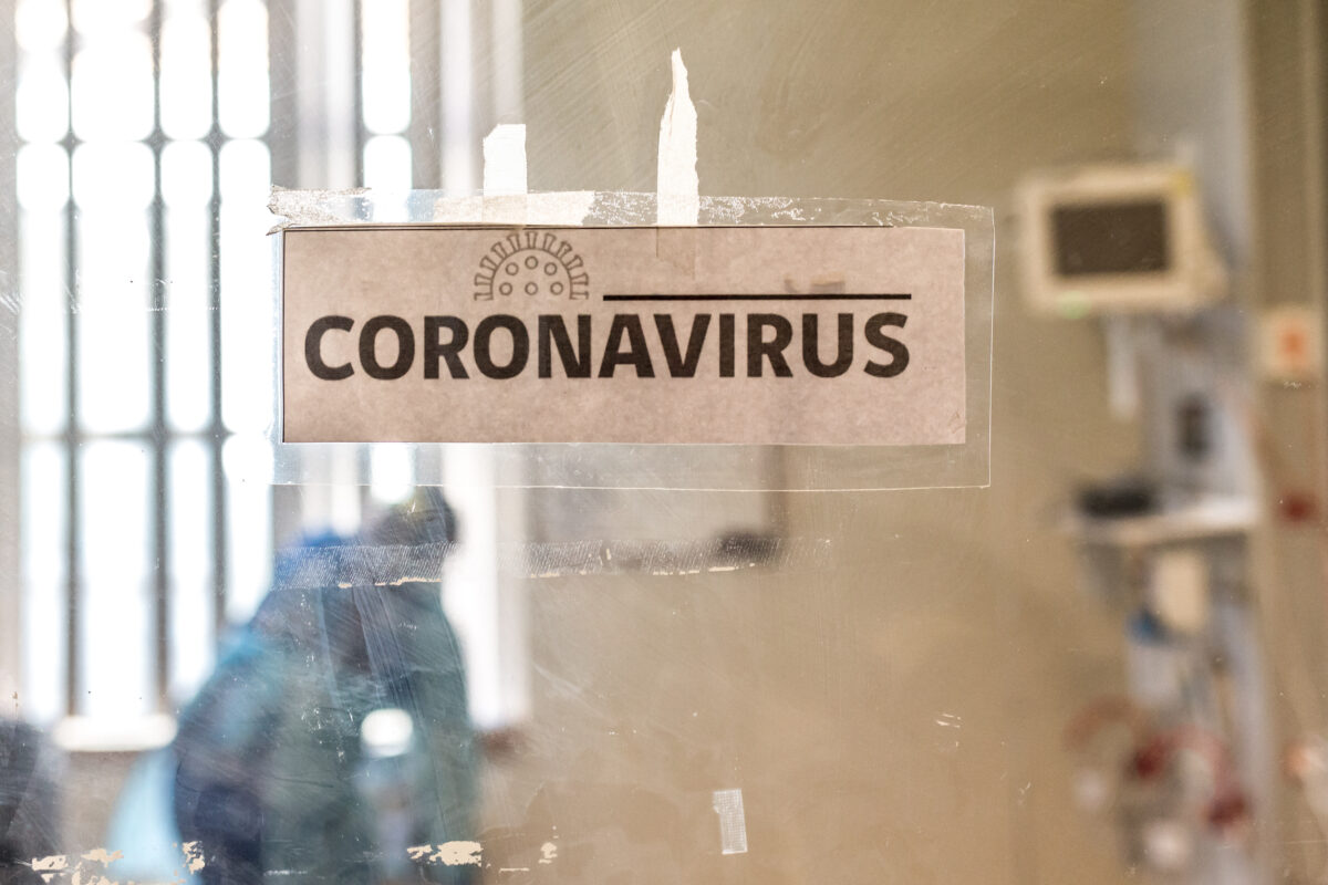 Científicos de la Universidad de California descubrieron la "puerta" que se abre en el virus SARS-COV-2 para poder infectar.