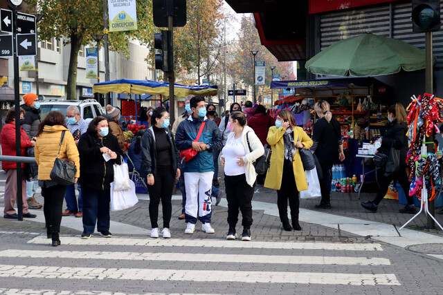 Personas se movilizan por los paseos peatonales en el centro de Concepcion que se encuentra en fase 2 .