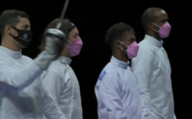 El equipo masculino de esgrima de Estados Unidos usaron mascarillas de color rosa para protestar contra las denuncias de abuso por las que está siendo investigado uno de sus integrantes.