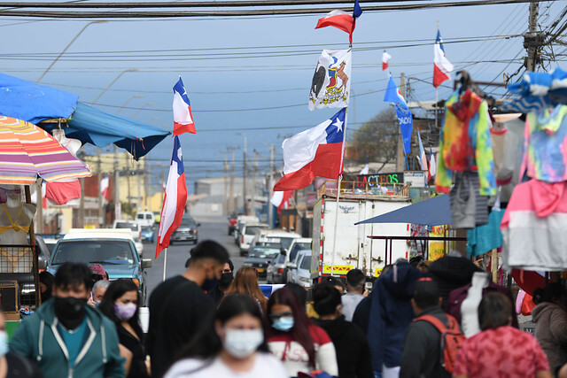 Banderas de Chile en la entrada de la feria de las pulgas ,durante cuarentena regional debido al virus COVID-19 que afecta al país durante las Fiestas Patrias