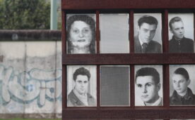 Retratos de personas que murieron intentando cruzar el murió para reunirse con sus familias (©RCZ)