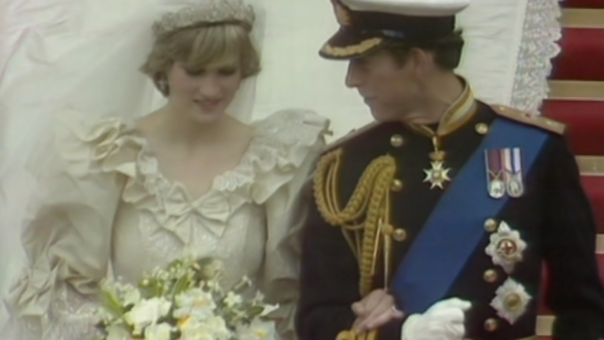 Un trozo de pastel con más de 40 años será subastado durante este mes de agosto, ¿lo especial? El trozo fue parte del pastel de bodas entre Lady Di y el príncipe Carlos.