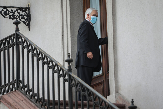 El Presidente de la Republica, Sebastian Piñera, sube a su oficina en el Palacio de La Moneda, tras despedir a Alfredo Zamudio, director ejecutivo del Centro Nansen para la Paz y el Diálogo, al finalizar la reunion.