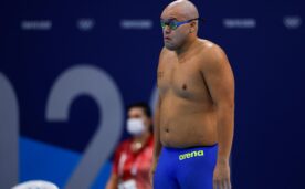 Durante la presentación de Shawn Dingilius-Wallace en los 50 metros estilo libre, unos comentaristas españoles fueron duramente criticados en redes sociales por reírse del físico del deportista de Palau.