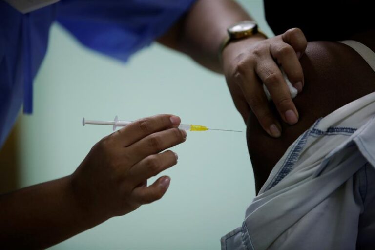 Una persona recibe una dosis de la vacuna Pfizer contra la covid-19.