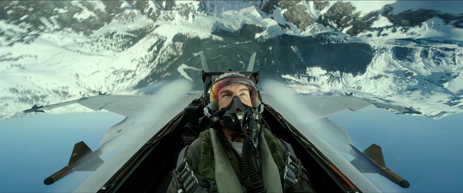 Fotograma cedido por Paramount Pictures donde aparece el actor Tom Cruise como el capitán Pete "Maverick" Mitchell, durante una escena de la película "Top Gun: Maverick"