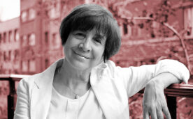 Carmen Hertz, apoyada en un balcón, sonriendo