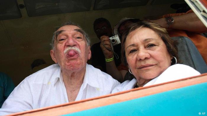 A subasta más de 400 prendas del armario de García Márquez