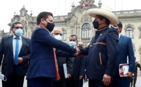 El presidente de Perú, Pedro Castillo, mientras saluda al primer ministro, Guido Bellido (i), en Lima (Perú).