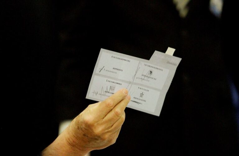 La imagen muestra a una persona sosteniendo un voto nulo