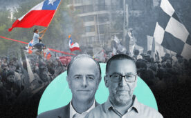 La imagen muestra a Daniel Fernández y Pablo Reyes frente a una manifestación en Plaza Dignidad