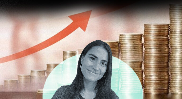 La imagen muestra a Elisa Cabezón frente a un gráfico que alude al concepto de inflación
