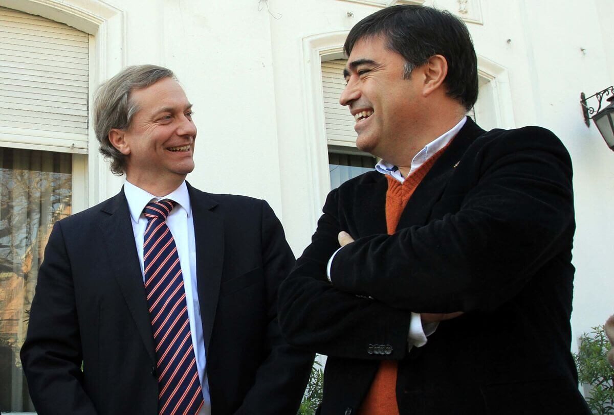 José Antonio Kast y Mario Desbordes (RN) ríen juntos en La Moneda