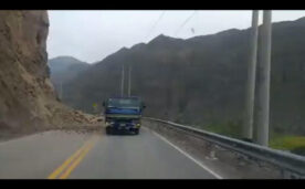 Terremoto en Perú provoca escombros en la Carretera