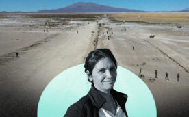 Cristina Dorador frente al desierto en el norte de Chile