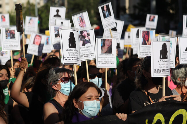 Se realiza en la Plaza de Dignidad la marcha contra la violencia a la mujer