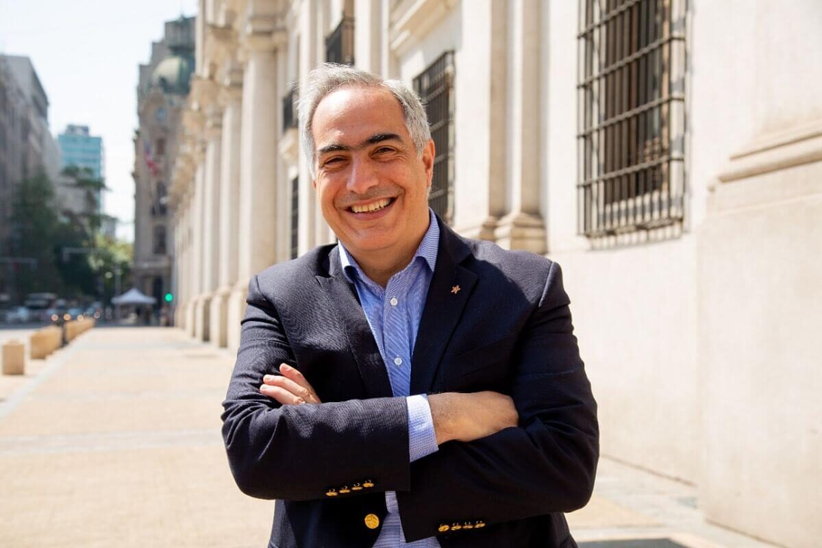 El senador y presidente de Renovación Nacional, Francisco Chahuán, de brazos cruzados y sonriendo afuera de La Moneda