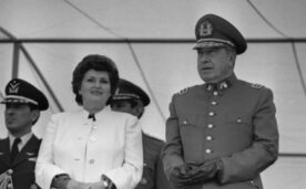 La imagen muestra a Lucía Hiriart y Augusto Pinochet.