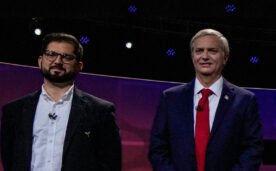 La imagen muestra a Boric a la izquierda y Kast a la derecha frente al escenario del debate