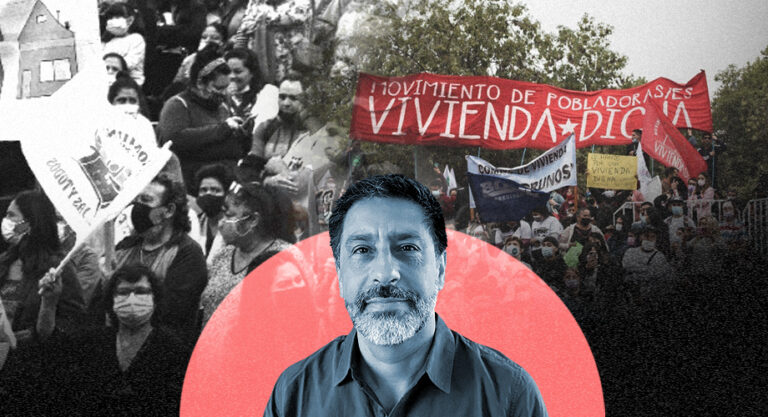 La imagen muestra a Genaro Cuadros frente a una manifestación de viviendas.