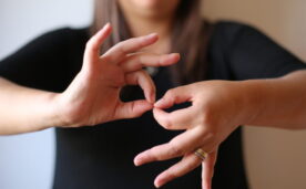 La imagen muestra a un intérprete de lenguaje de señas