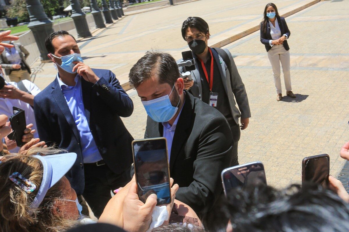 Boric va por selfie antes de “reunión de trabajo” con Piñera en La Moneda