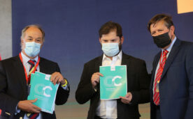 Gabriel Boric en la Enade junto a Juan Sutil, presidente de la CPC y Lorenzo Gazmuri, presidente de Icare