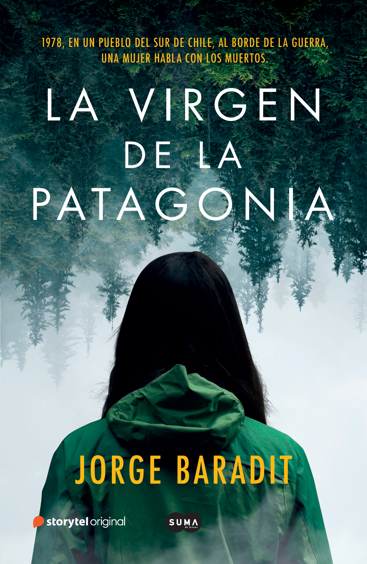La imagen muestra a una mujer de espaldas frente a un bosque