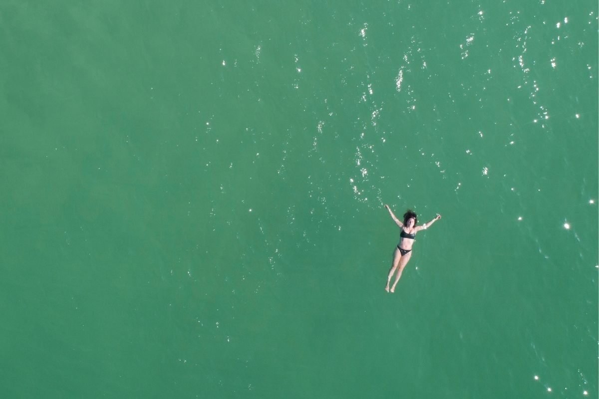 Una mujer flota en las aguas de Playa La Virgen, espacio considerado como mar territorial. Según el articulado de la Convención, podría considerarse como parte del maritorio