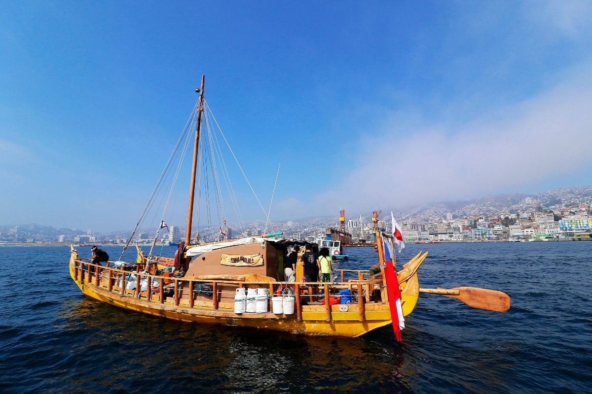 El último viaje de la embarcación Kuini Analola desde Valparaíso hacia Rapa Nui 