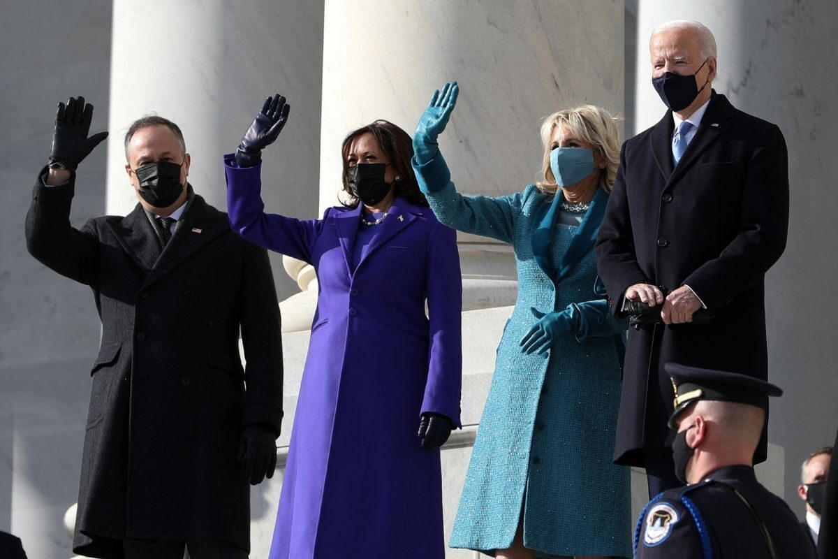 El presidente estadounidense, Joe Biden, su vicepresidenta, Kamala Harris, y sus cónyuges saludan a la multitud tras asumir en sus cargos en enero de 2021.