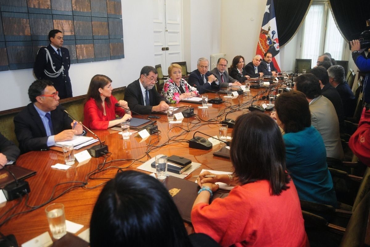 Michelle Bachelet preside uno de sus últimas reuniones con su gabinete de ministros en La Moneda.