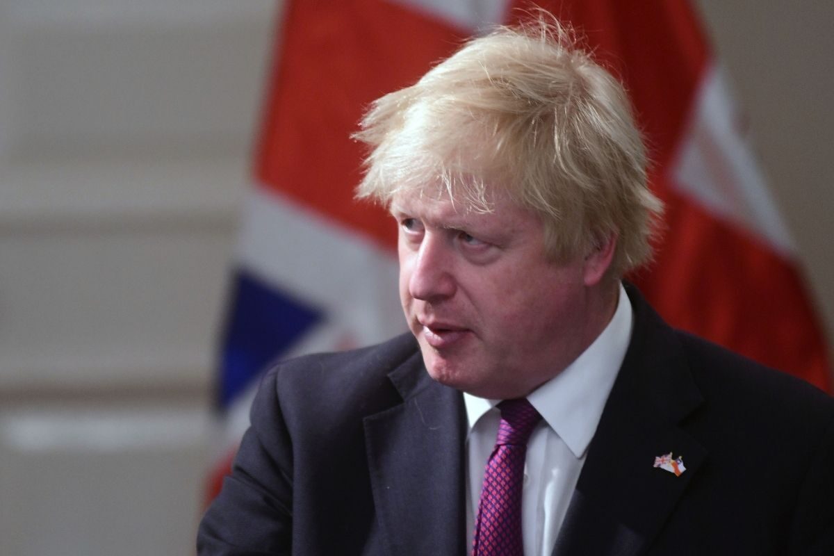 Boris Johnson, primer ministro británico, aparece mirando seriamente hacia la izquierda.