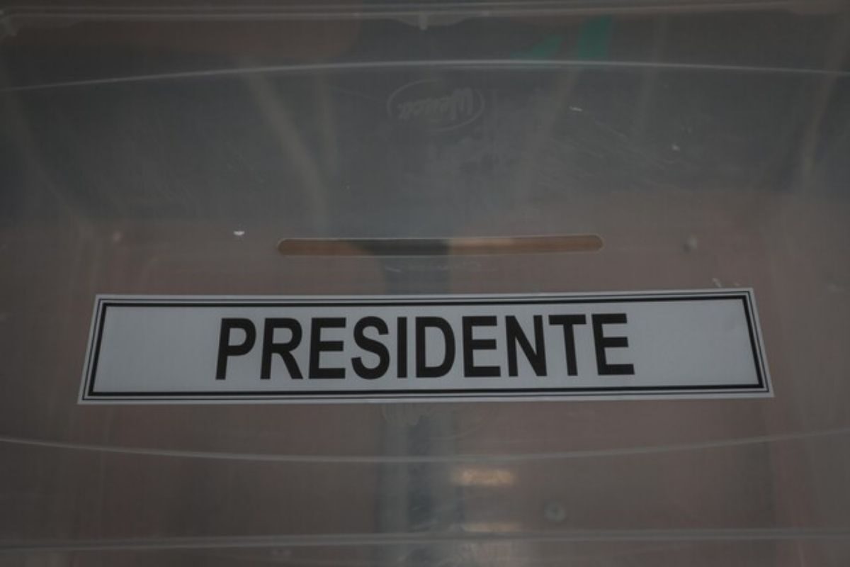 Una urna de votaciones vista desde arriba, con un cartel que dice "Presidente", indicando qué votos deben colocarse en ella.